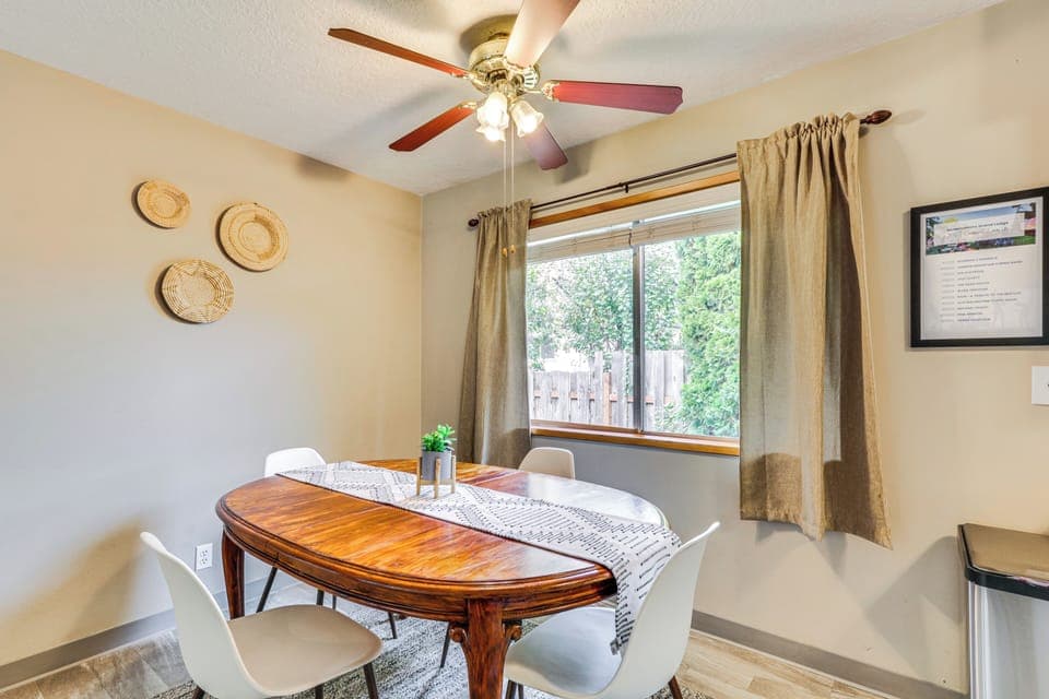 Dining Area | Dishware/Flatware Provided