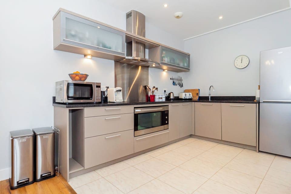 A full kitchen provides everthing you need- make breakfast before walking the streets of Gosport, or make a lovely dinner and watch the sunset over the Solent.