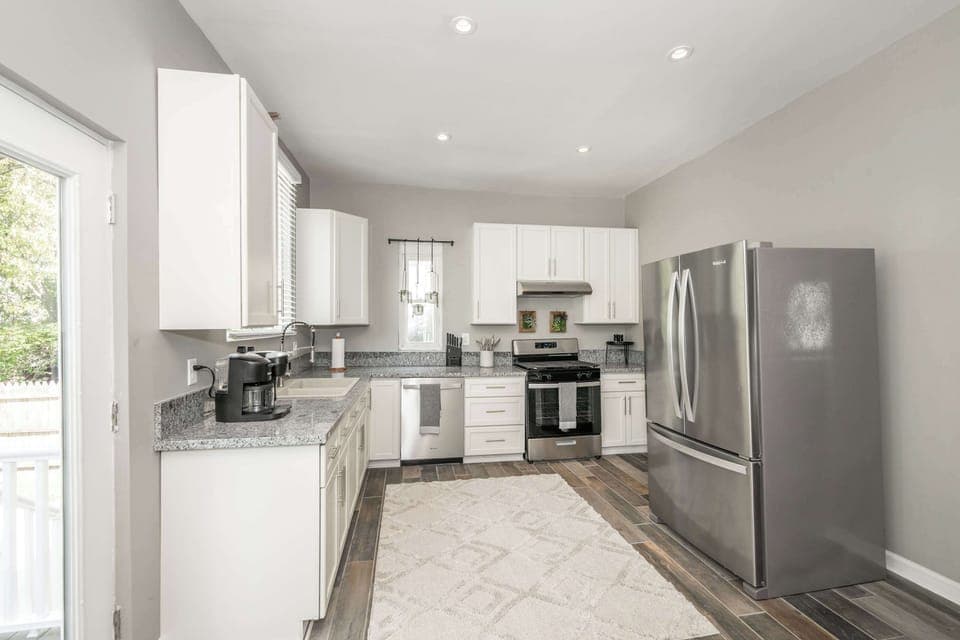The spacious eat-in kitchen is well-equipped for your visit