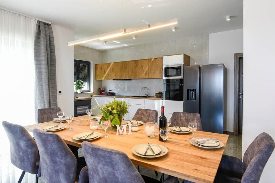Fully equipped kitchen with dining area in luxury family vacation villa in Orebic, near Peljesac
