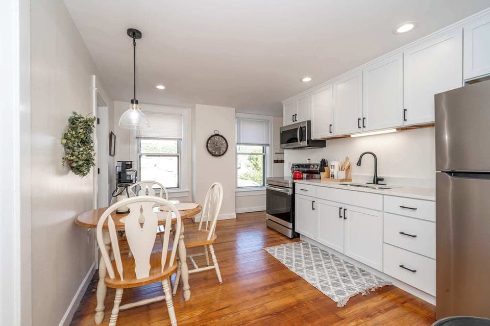 The sunny eat-in kitchen boasts plenty of space & amenities