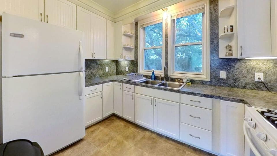 Relaxing hot tub and pool at downtown 1-bedroom rental