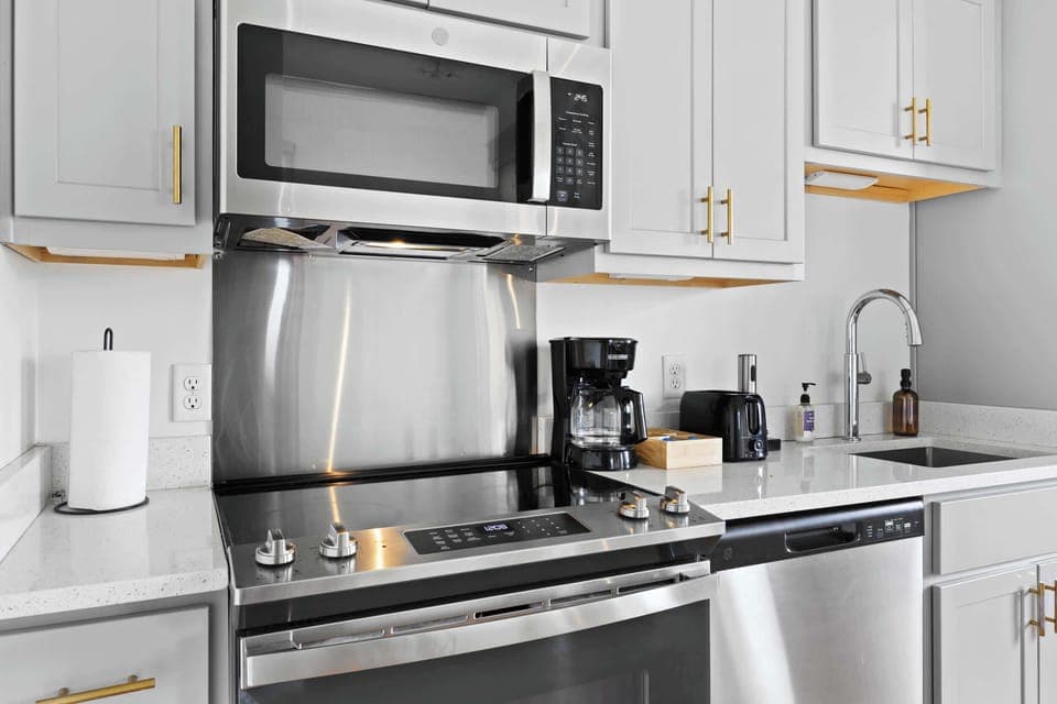 Kitchen: Cozy kitchen and dining setup, designed for comfort and convenience.