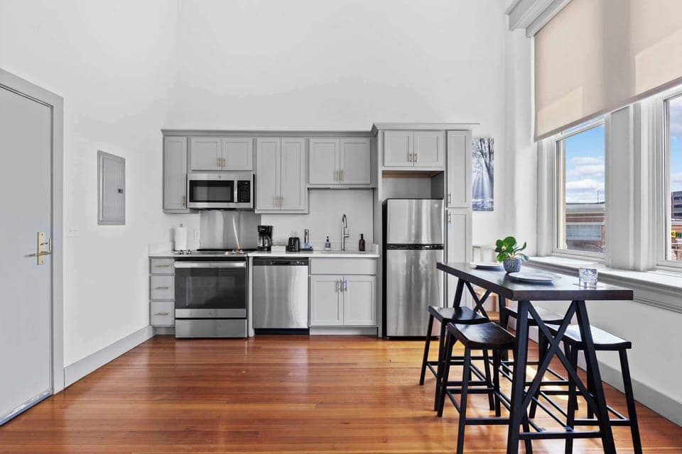 Kitchen: Cozy kitchen and dining setup, designed for comfort and convenience.