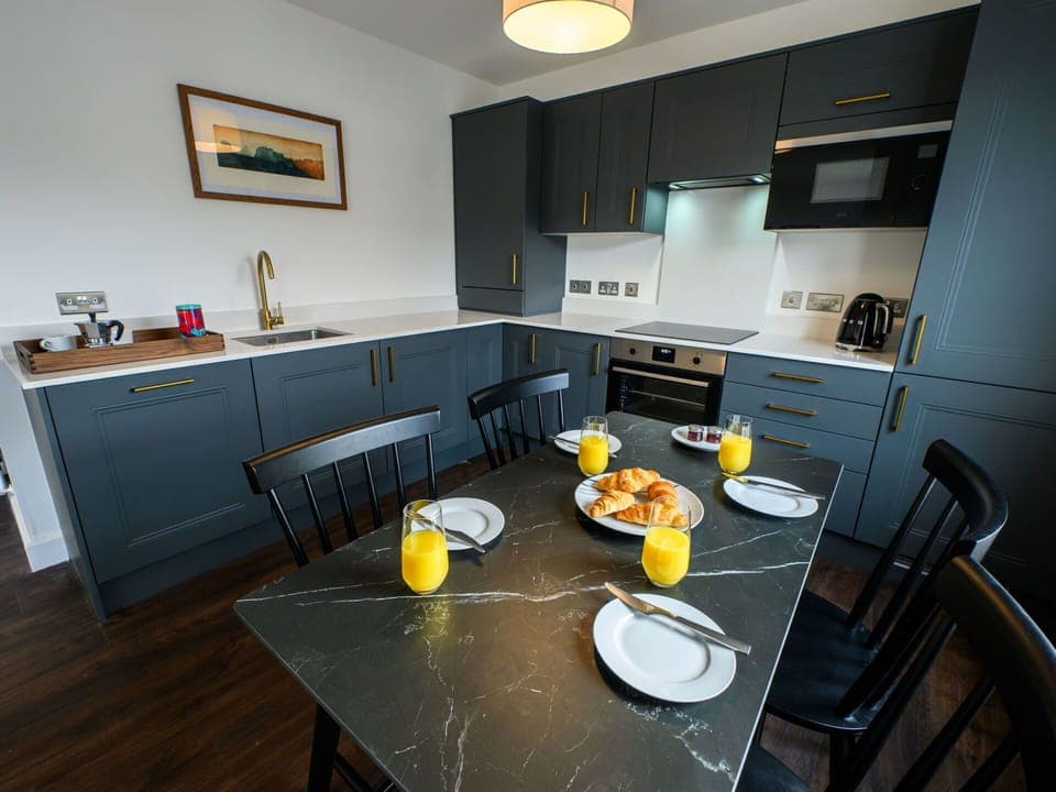 Plant, Sky, Wheel, Property, Bicycle, Plant Community, Bicycle Wheel, Building, Door