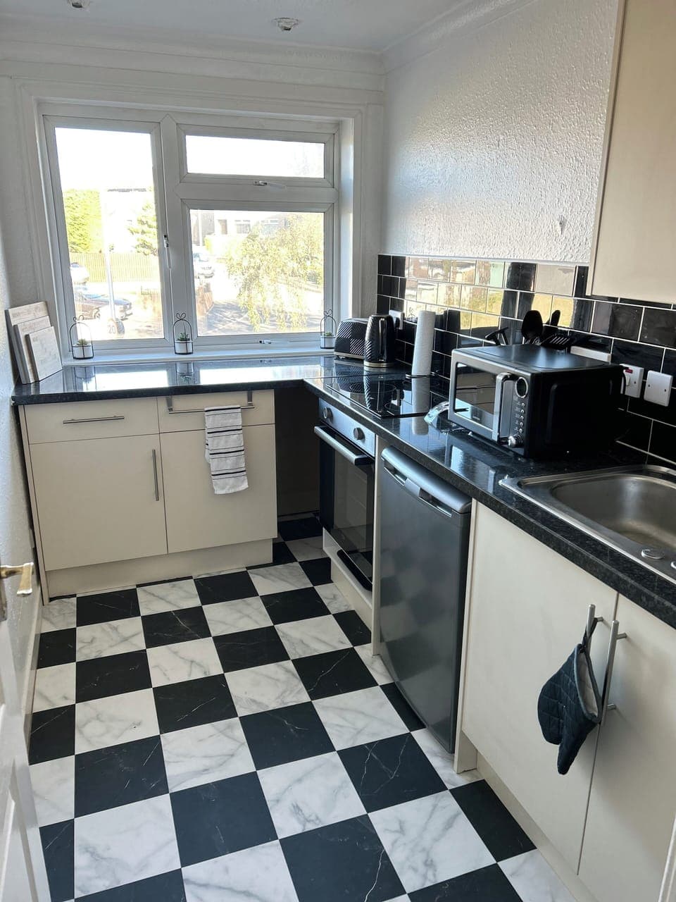 Newly fitted kitchen with all the basics you need.