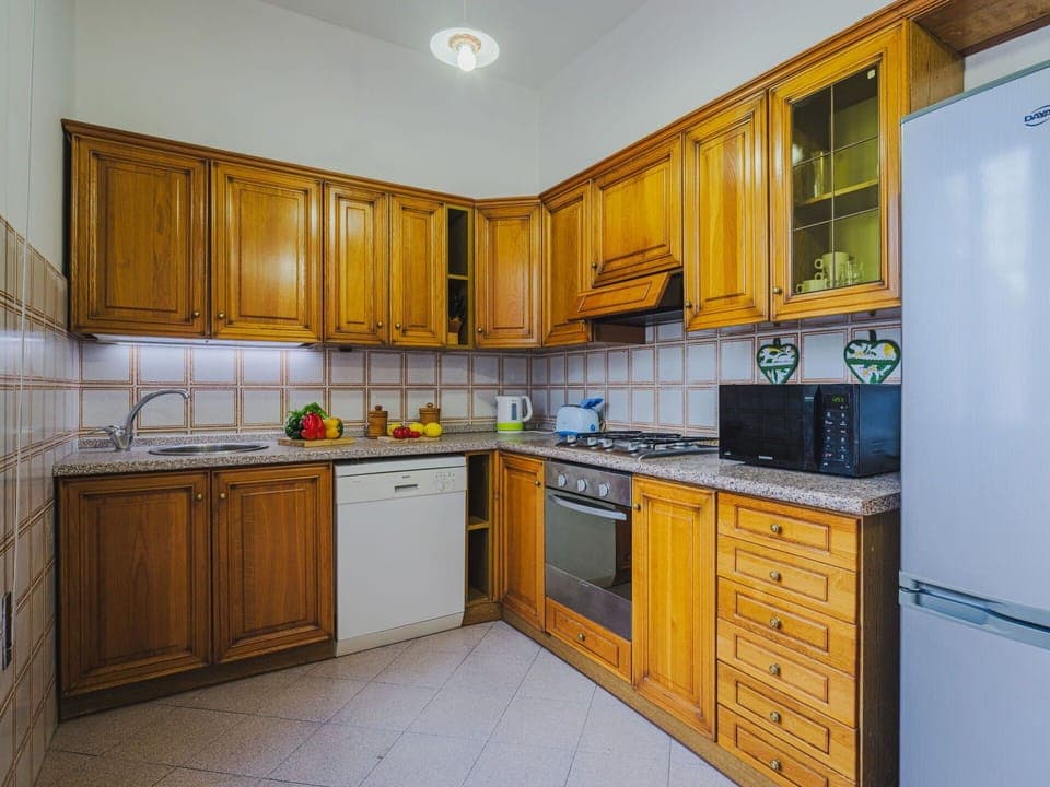 Water, Cloud, Sky, Property, Building, Swimming Pool, Seaside Resort, Blue, Tree, Azure