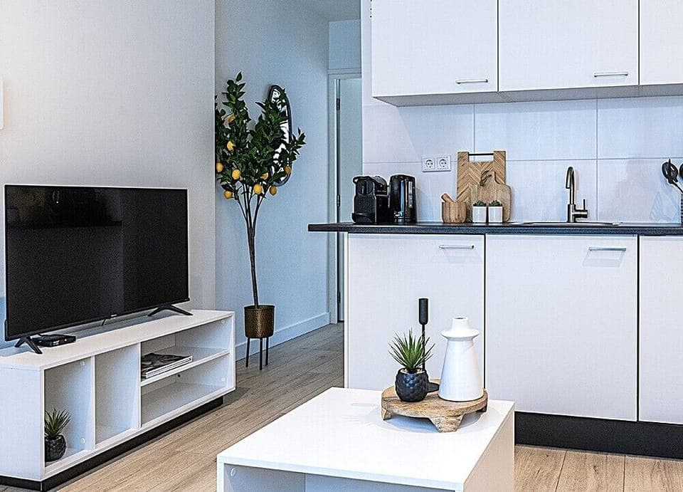 Compact kitchenette with everything you need – Studio appartement Eindhoven with hotel flair.