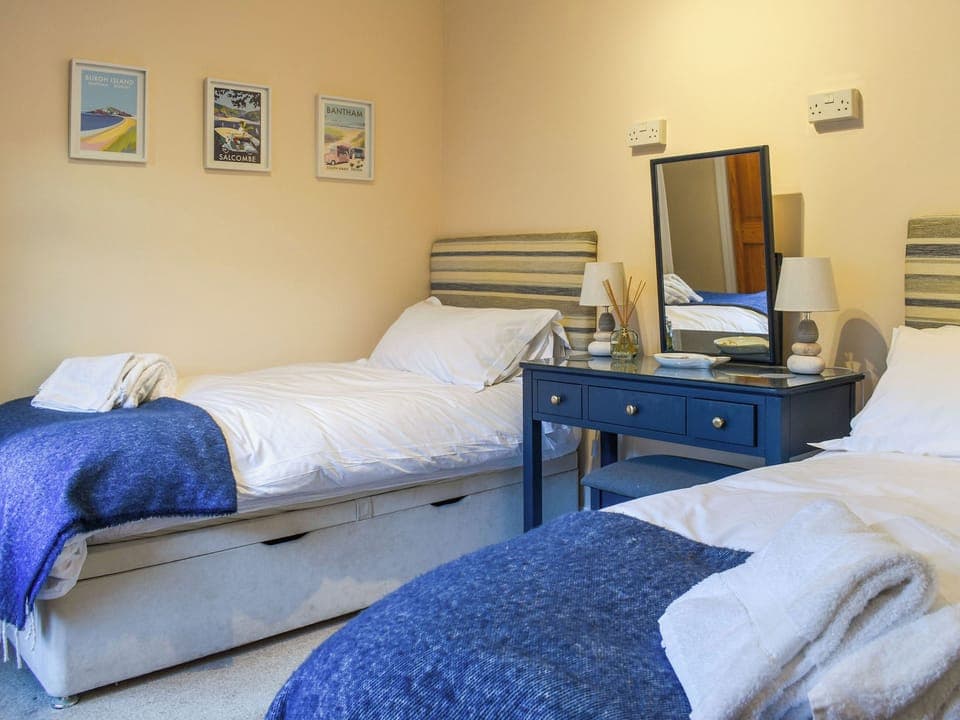 Twin bedroom | The Courtyard, Salcombe