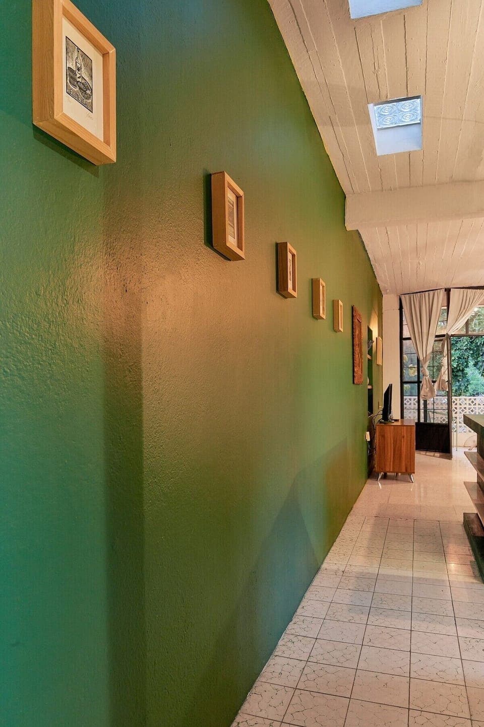 Pasillo  de acceso a la habitación 1 con arte gráfico oaxaqueño.