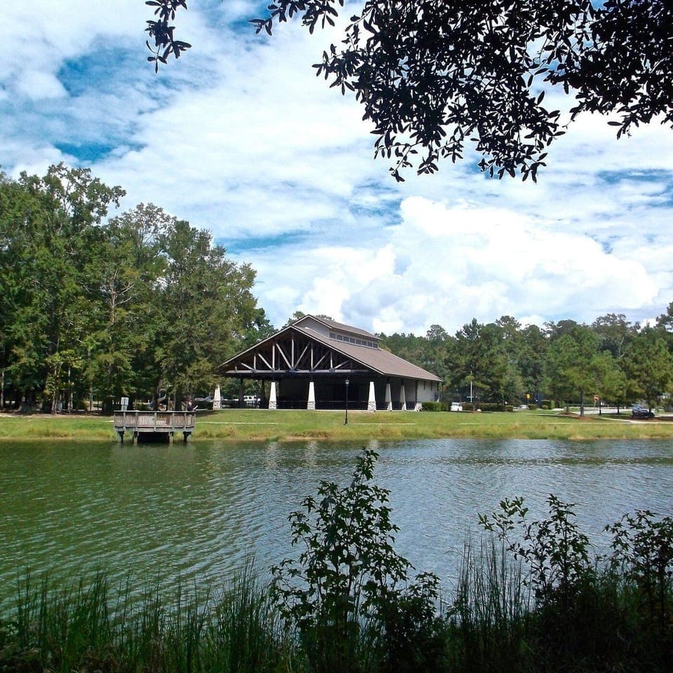 Unwind lakeside with peaceful views and a breezy pavilion escape