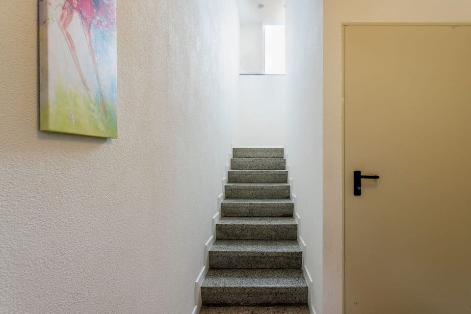 Main Entrance, Room Detail