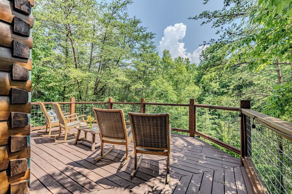 Take in the peaceful mountain views from this spacious deck — complete with comfortable rocking chairs for your morning coffee or sunset unwind. 🌄☕