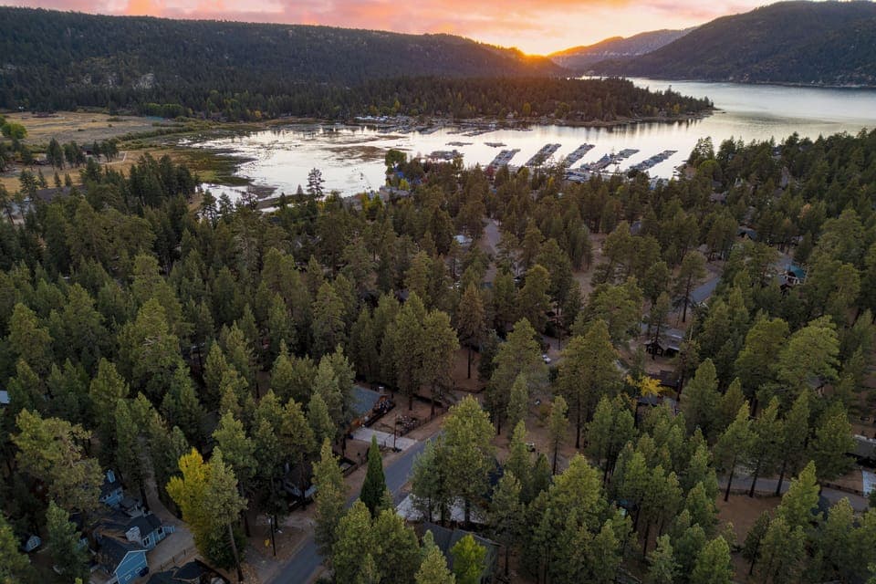 Minutes to the lake.