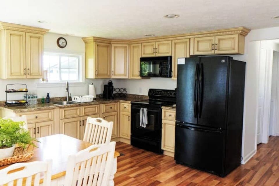 Full eat in kitchen 