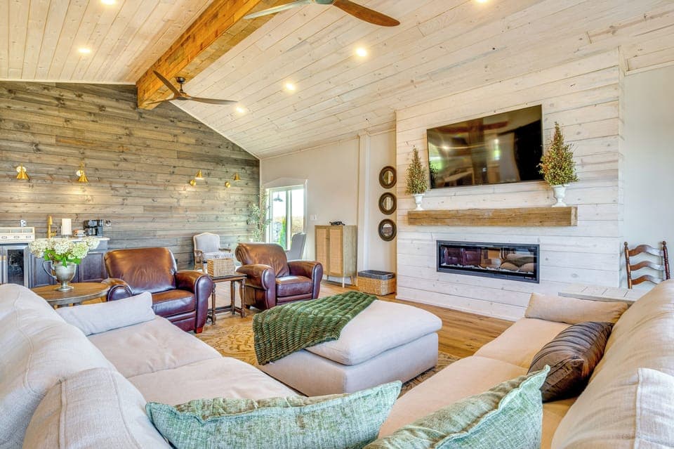 Hope Vacation Rental | 3BR | 3.5BA | 3,000 Sq Ft | Steps Required