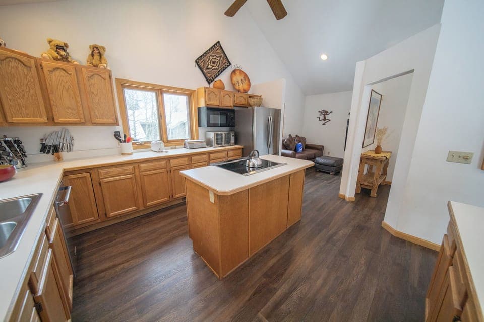 Fully equipped kitchen with island