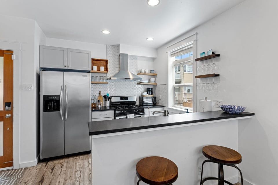 Gas cooktop, stainless appliances, dishwasher; fully stocked!