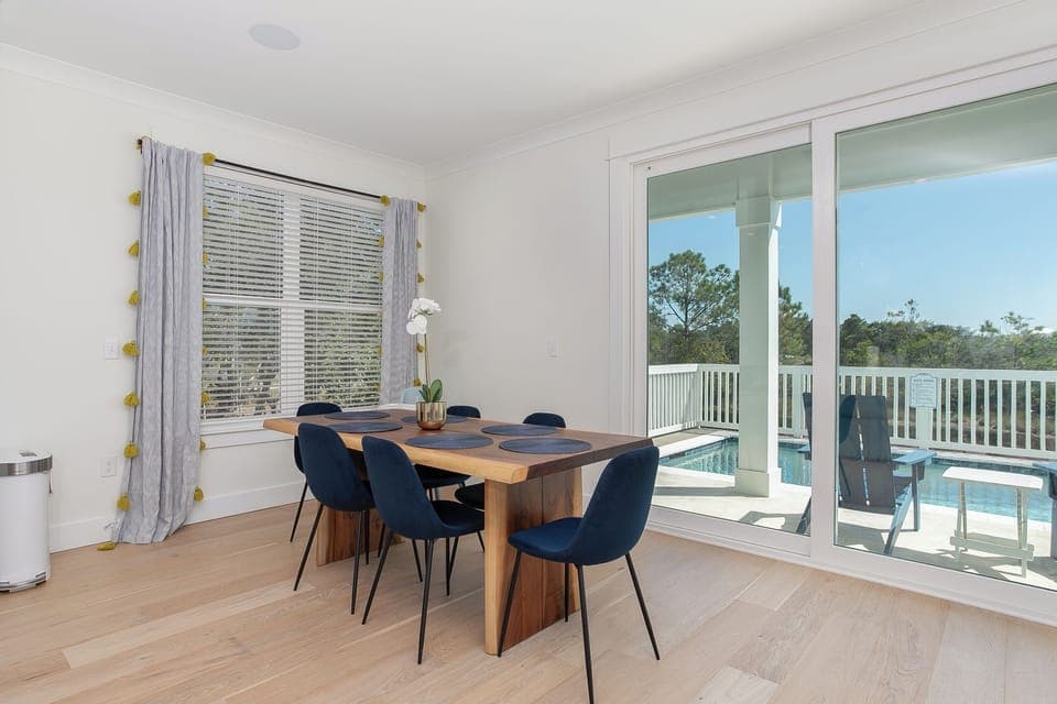 Dining for 6; bar seats for 4!