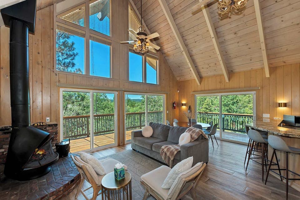 Welcome to Casa Del Lago, your Lake Arrowhead retreat!