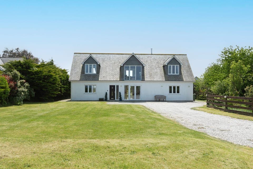 Welcome to Little Treveth Lowen (sleep 4). St Minver!