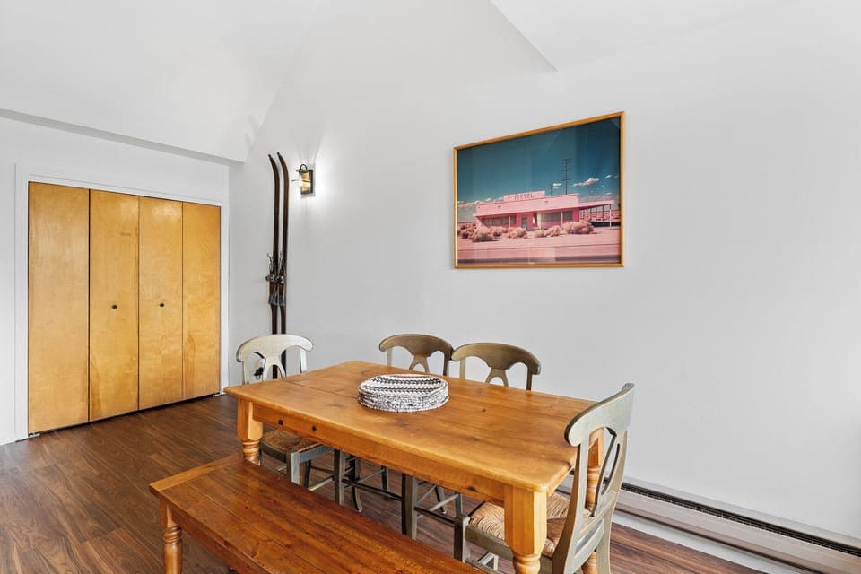 Dining area with seating for 6.