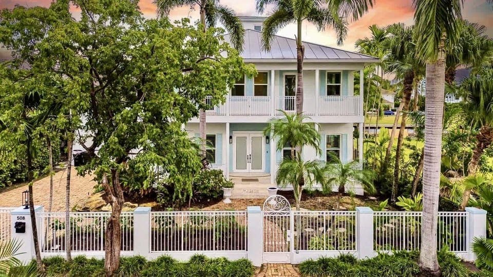 Elegant gated waterfront home in Fort Lauderdale with tropical landscaping and spacious balconies. Perfectly located near Las Olas and beaches for families and groups. #FortLauderdaleRental #LuxuryStay #FamilyVacation