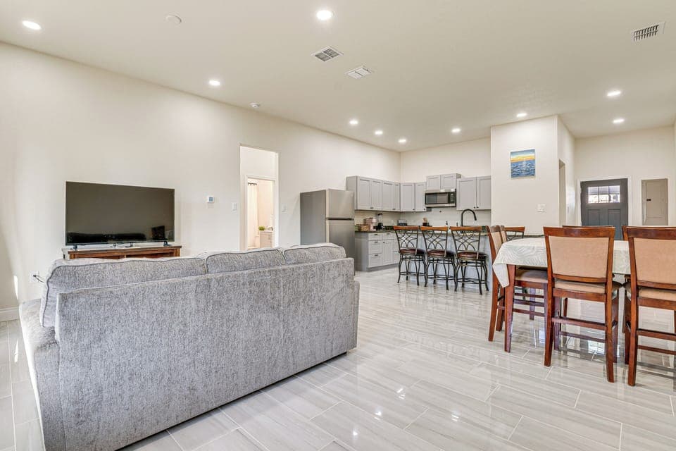 Living Room | Free WiFi | Smart TV | Central A/C | Dining Table