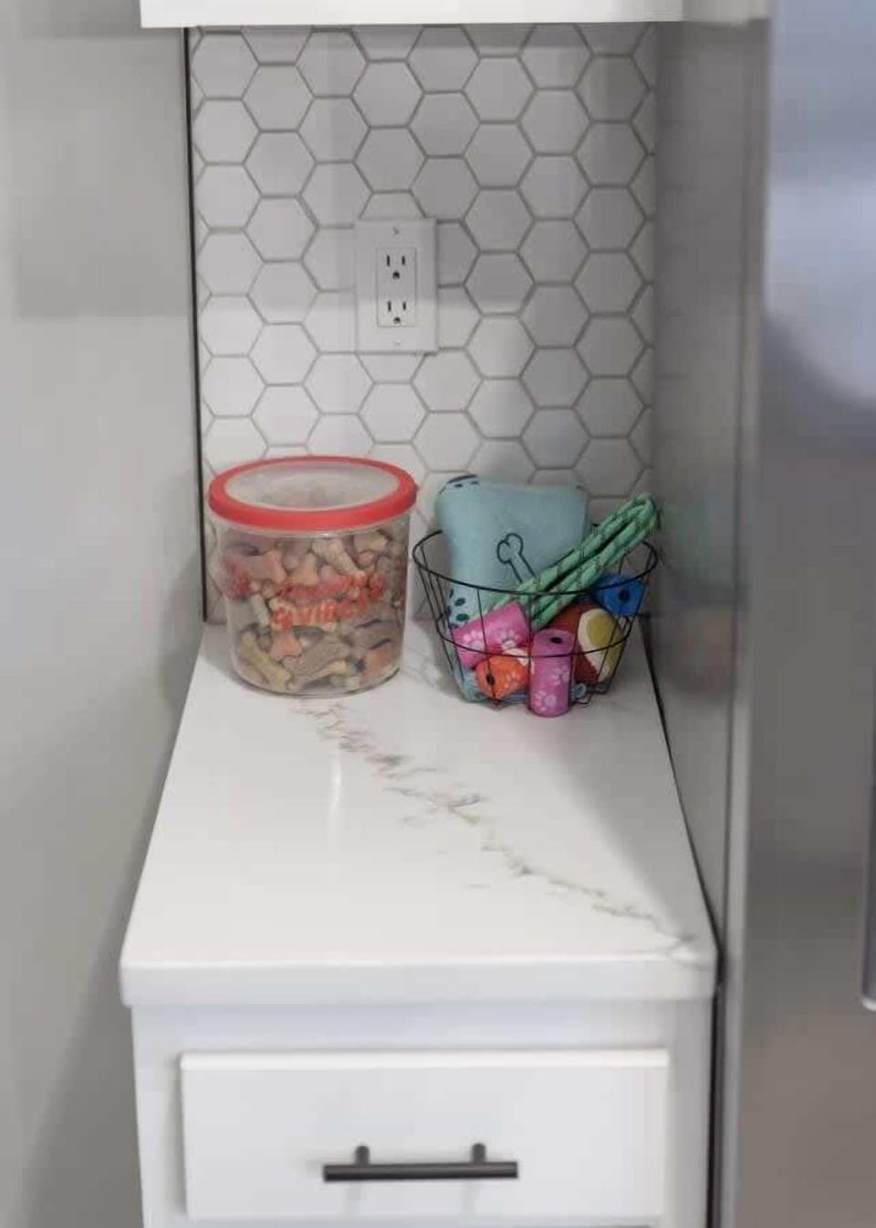 Indulge in luxury dining at this 8-person table, with views of a state-of-the-art kitchen and elegant bar counter.