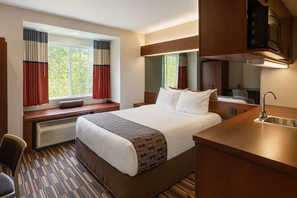 1 Queen bed