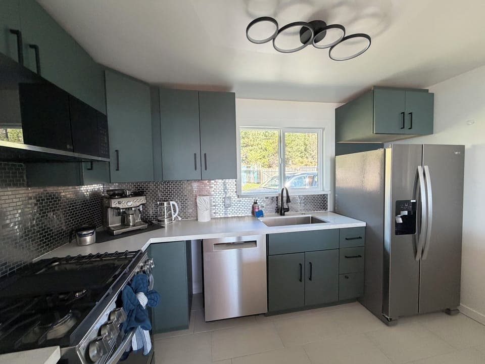 Brand new remodeled kitchen (Nov 2025).  Plus new white goods & kitchenware.