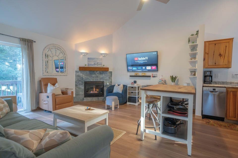 Upstairs Livingroom & Kitchen