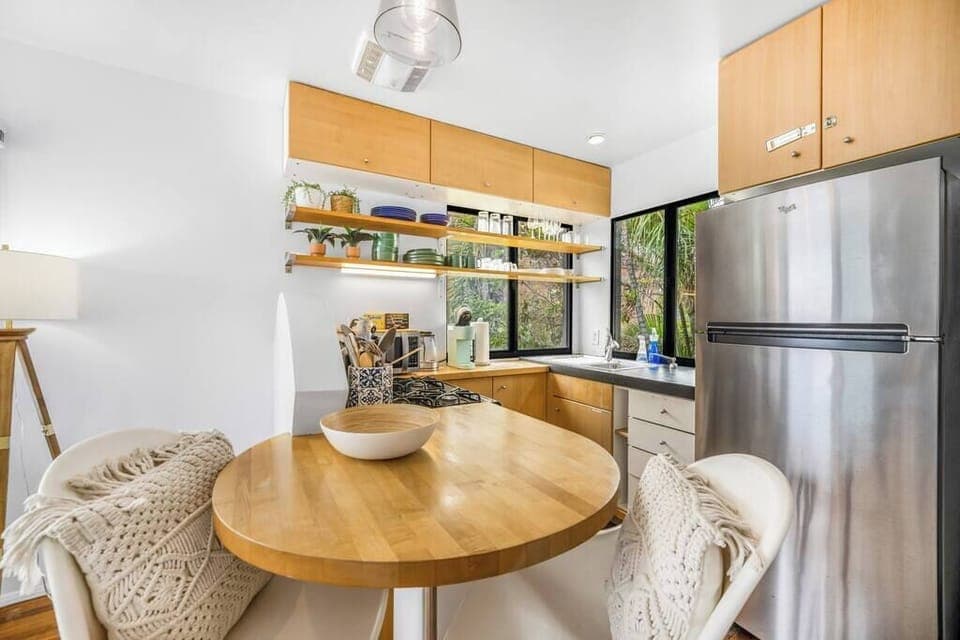 Comfortable, intimate dinings space in the kitchen with great natural light!