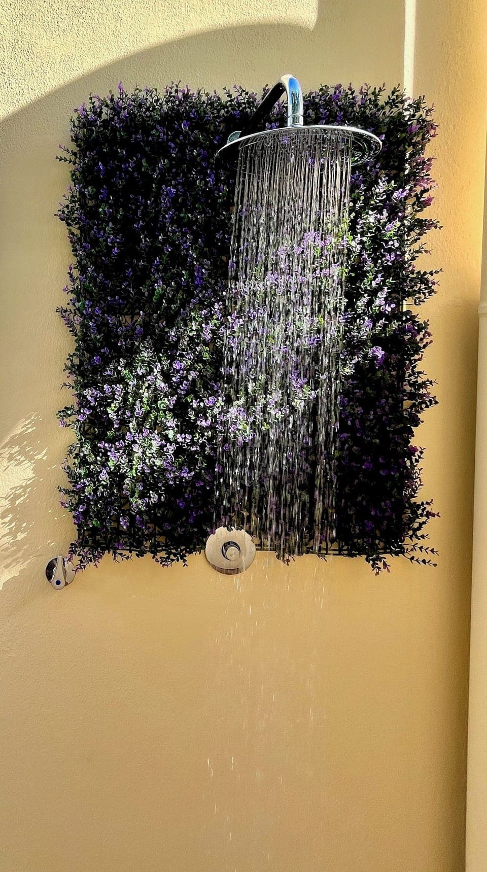 Detalle de ducha en terraza