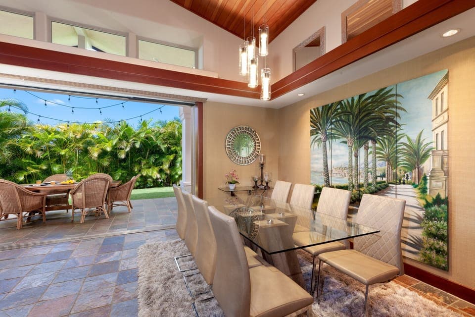 Inside or outside dining options