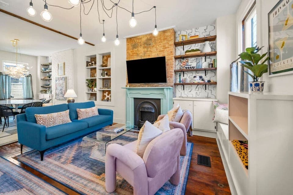 StayMagnolia | Living Room w/ Smart TV