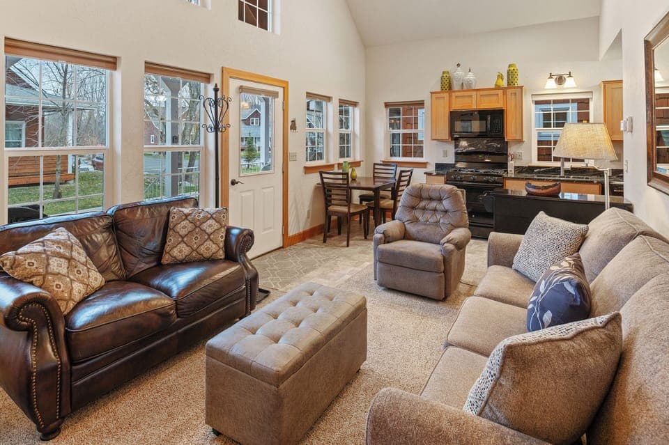 Comfortable living room, with plenty of seating