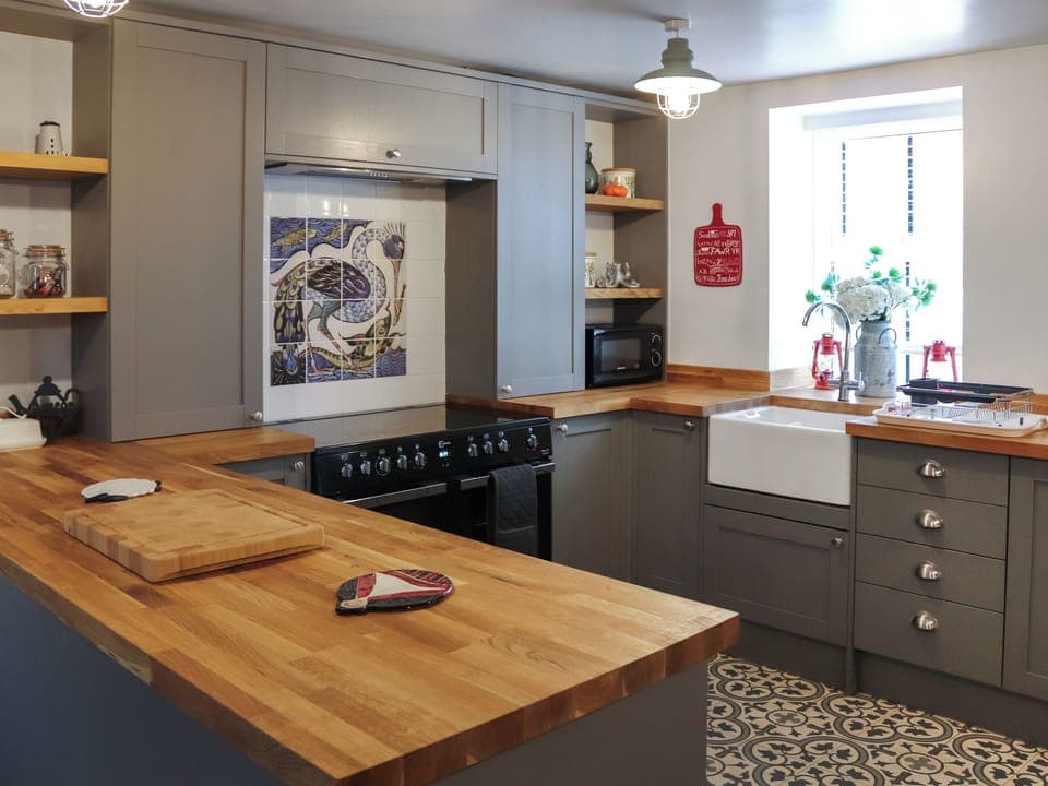 Kitchen/diner | The White Anchor - White Cottages, Newborough 
