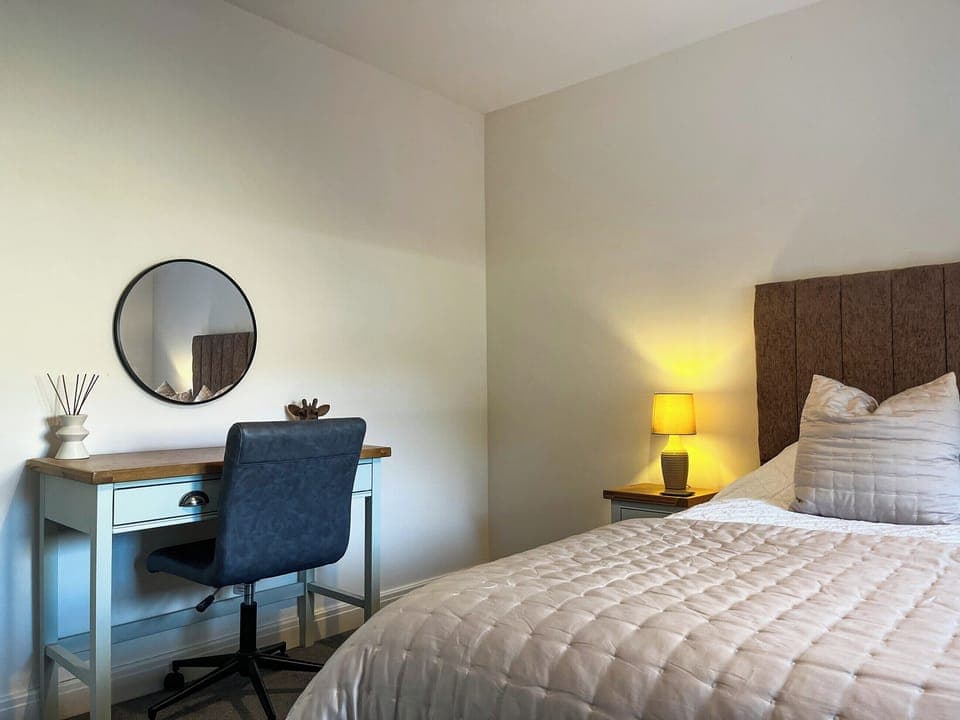 Double bedroom | Oakmere Apartment, Chinley