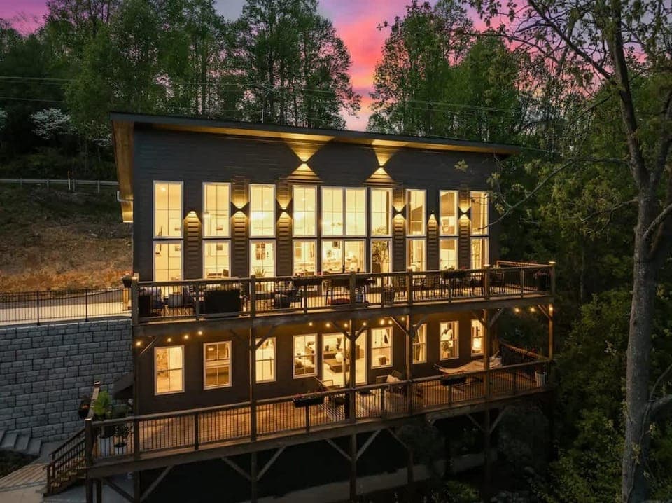 Welcome to our luxurious Roberts Drive Mountain Retreat!