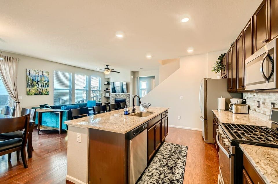 Kitchen includes all plates, cups, cutlery, glassware, outdoor plates + glasses