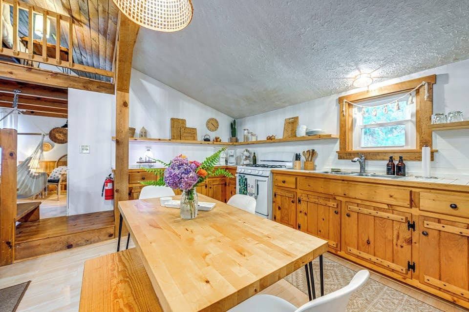 Dining Area | Dishware/Flatware Provided | 1st Floor