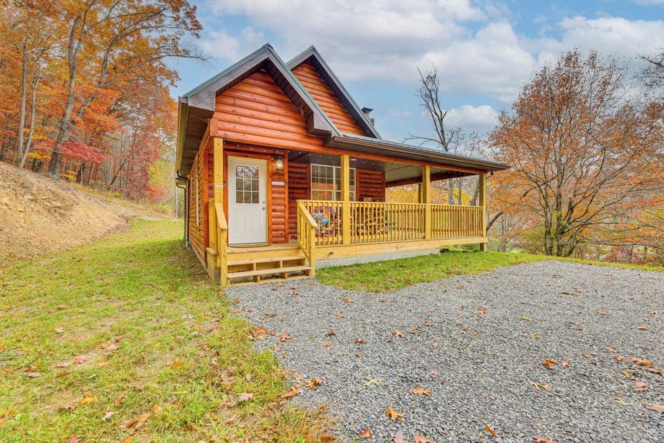Marlinton Vacation Rental | 1BR | 2BA | 1,000 Sq Ft | 3 Steps Required to Enter