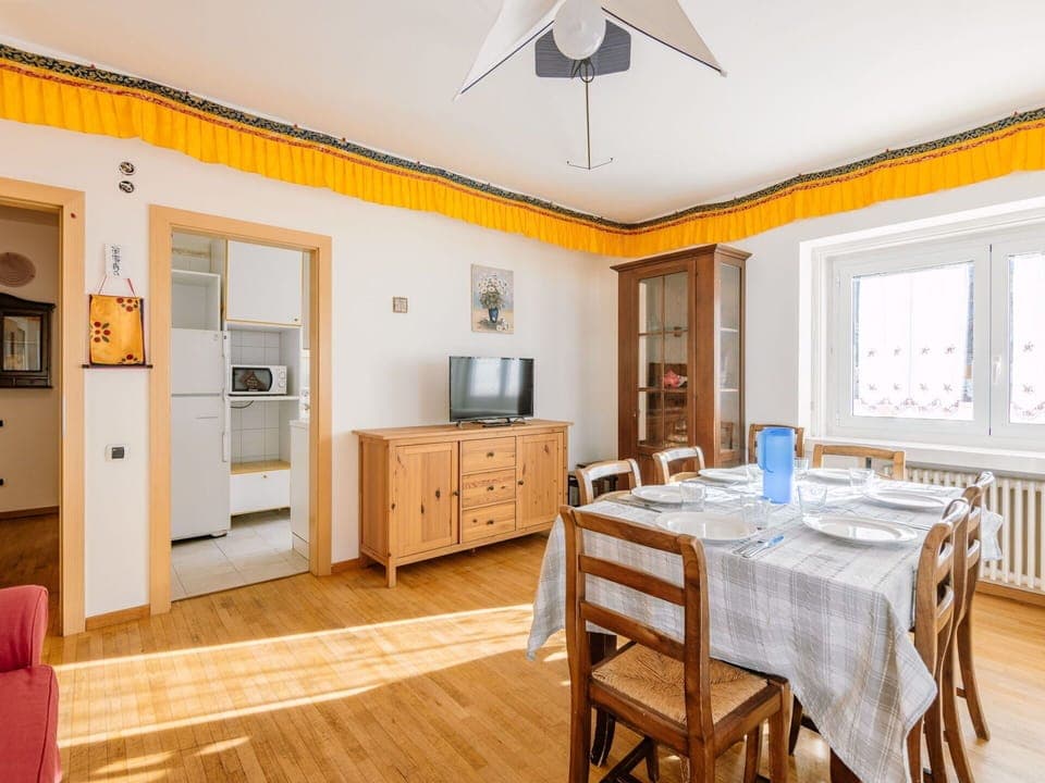 Table, Furniture, Couch, Window, Wood, Picture Frame, Interior Design, Living Room, Floor, Building