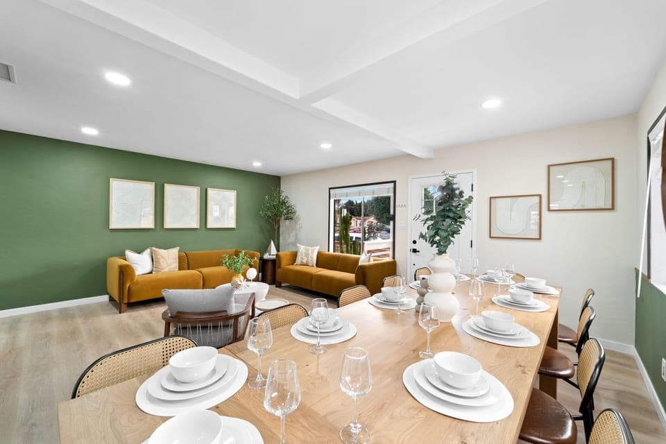Bright Dining Area with Modern Style