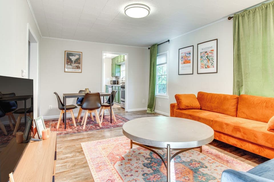 Living Room | Flat-Screen TV w/ Cable | Central Heating & A/C | Free WiFi