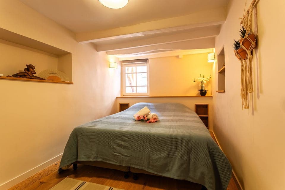 Beautiful double room, natural decor, modern and rustic style, exposed beams, bright with chandelier.