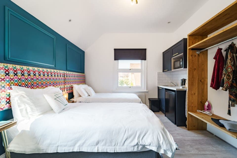 Studio 4 Beds, window, kitchenette