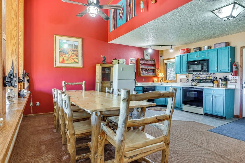 Dining Area | Dishware/Flatware Provided | 1st Floor