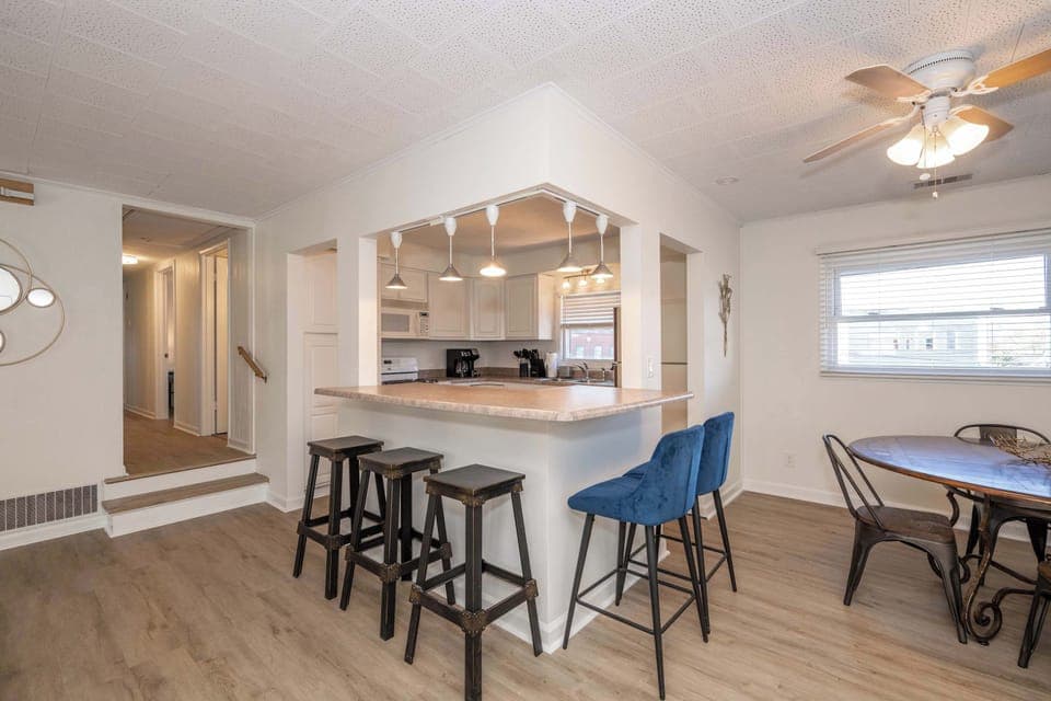 Sip morning coffee or grab a bite at Suite 2’s kitchen counter